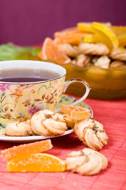 Tazza di tè caldo con biscotti a casa