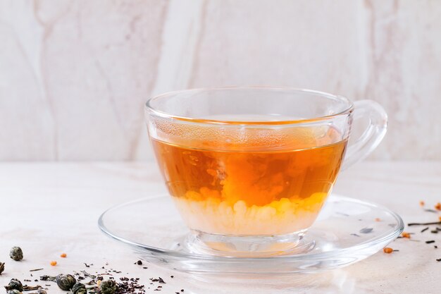 Tazza di tè caldo con latte