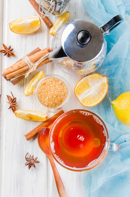 Tazza di tè caldo con limone e zenzero