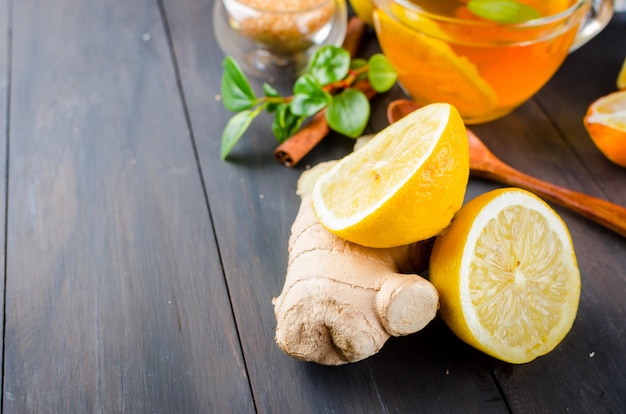 Tazza di tè caldo con limone e zenzero