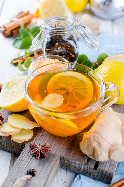 Tazza di tè caldo con limone e zenzero