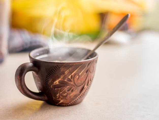 Tazza di tè caldo durante una pausa di lavoro