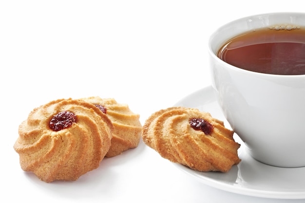 Tazza di tè caldo e biscotti fatti in casa