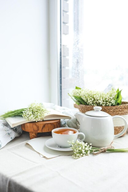 Tazza di tè caldo e concetto di buongiorno interno domestico primaverile