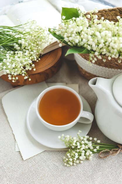 Tazza di tè caldo e concetto di buongiorno interno domestico primaverile