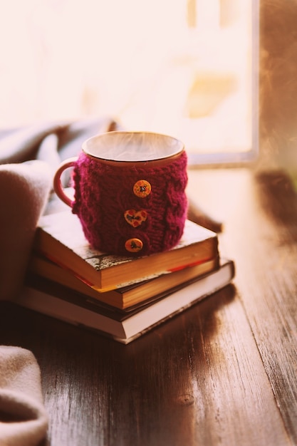 tazza di tè caldo e libri