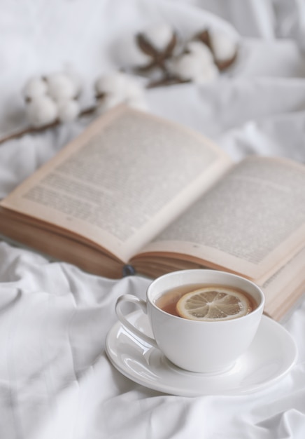 Tazza di tè caldo e libro