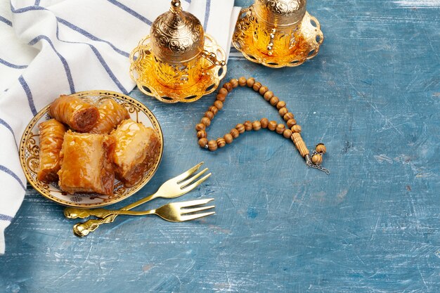 Tazza di tè caldo e un piatto di dolci turchi