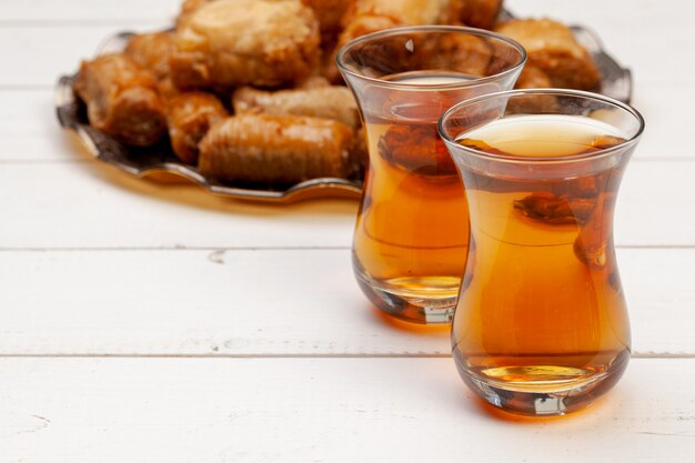 Tazza di tè caldo e un piatto di dolci turchi