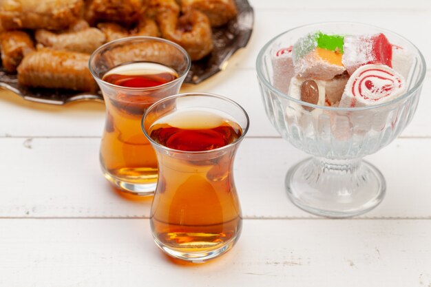 Tazza di tè caldo e un piatto di dolci turchi