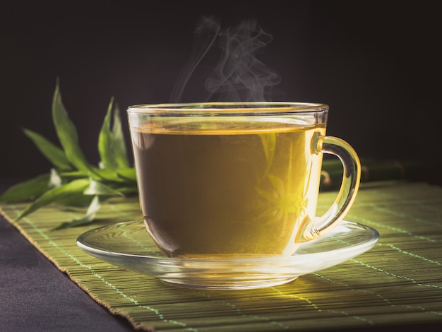 Tazza di tè caldo su oscurità