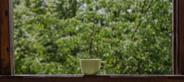 Tazza di tè caldo sul davanzale vintage