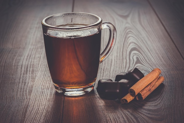 Tazza di tè con bastoncini di cannella e cioccolato