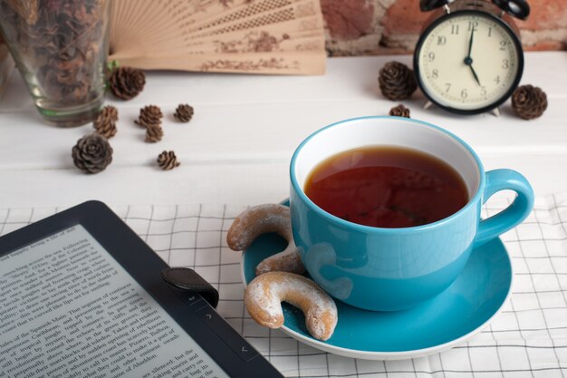 Tazza di tè con biscotti Sono le cinque.