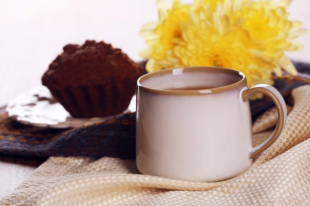 Tazza di tè con decorazioni autunnali sul tavolo di legno