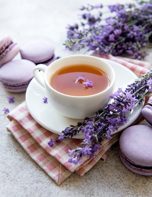 Tazza di tè con dolce di amaretti al gusto di lavanda e fiori di lavanda freschi