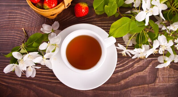 Tazza di tè con fiori di mela bianca