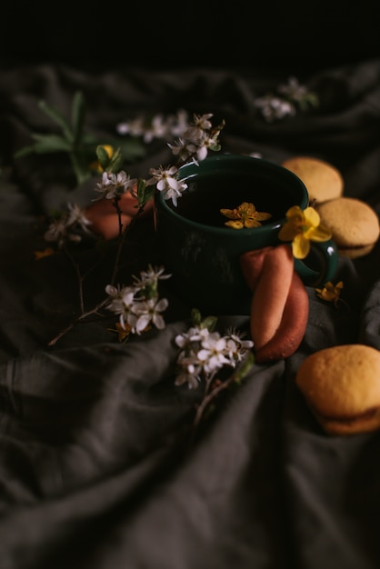 Tazza di tè con fiori e dolci