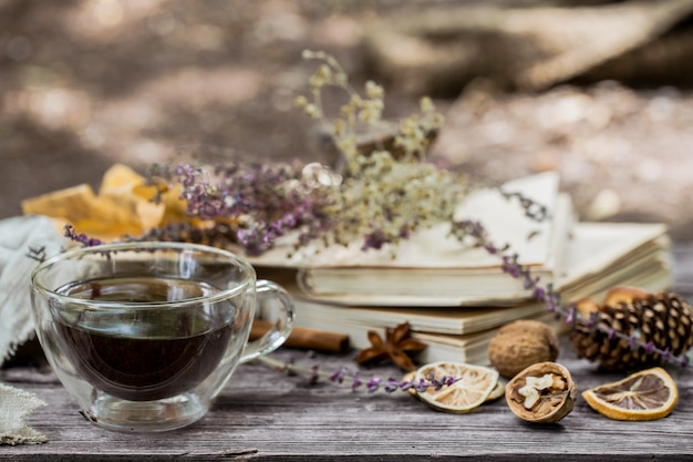 tazza di tè con foglie d'autunno