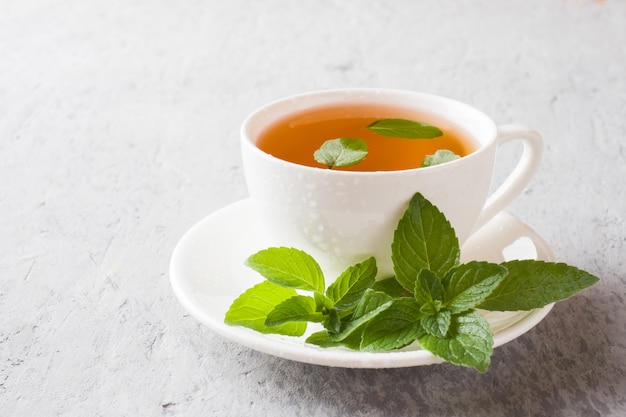 Tazza di tè con foglie di menta fresca