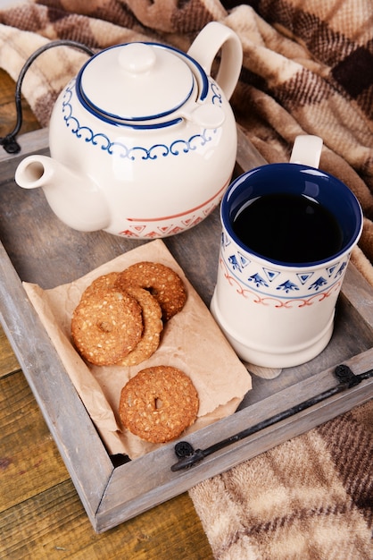 Tazza di tè con i biscotti sul primo piano del tavolo