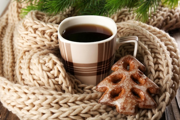 Tazza di tè con i biscotti sul primo piano del tavolo