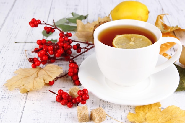 Tazza di tè con il limone si chiuda