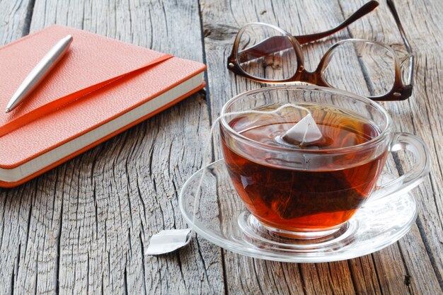 Tazza di tè con la bustina di tè sulla tavola