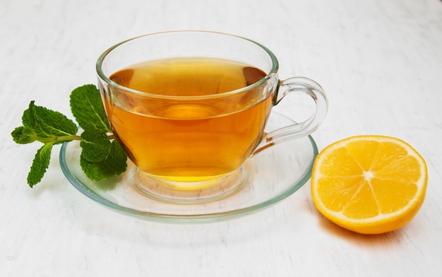 Tazza di tè con limone e menta