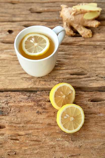 Tazza di tè con limone e zenzero