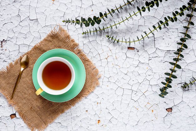 Tazza di tè con sfondo floreale con tulipani rossi e bianchi e margherite