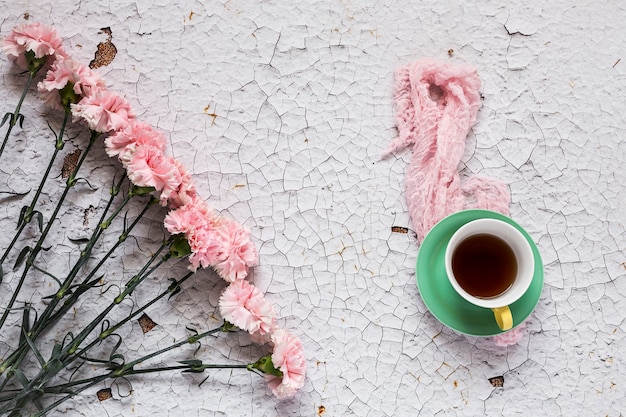 Tazza di tè con sfondo floreale