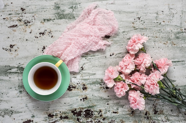Tazza di tè con sfondo floreale