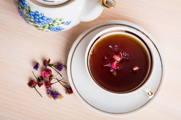 Tazza di tè con teiera in stile vintage