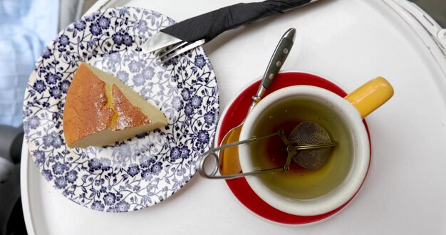 Tazza di tè con torta bianca