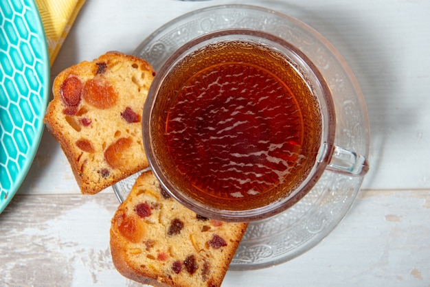 Tazza di tè con torta di frutta secca