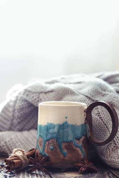 tazza di tè con un maglione