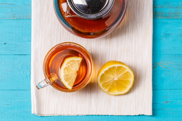 Tazza di tè di vetro con teiera di vetro e limone.