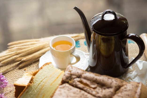 Tazza di tè e burro caldi sul fondo del sacco