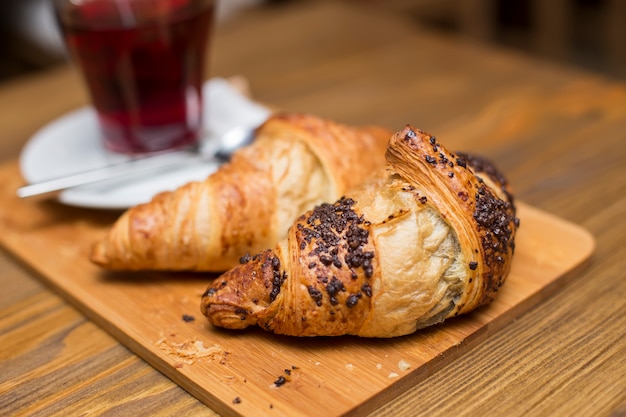 Tazza di tè e croissant