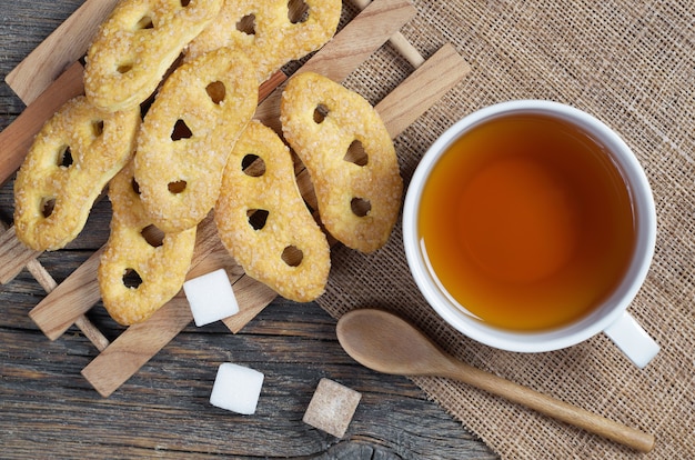 Tazza di tè e deliziosi salatini con zucchero