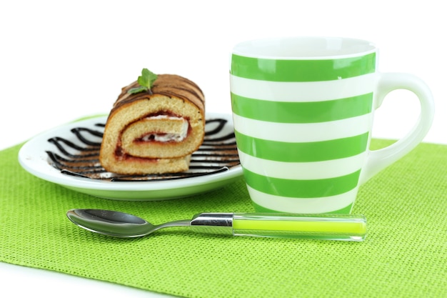 Tazza di tè e dolci isolati su bianco