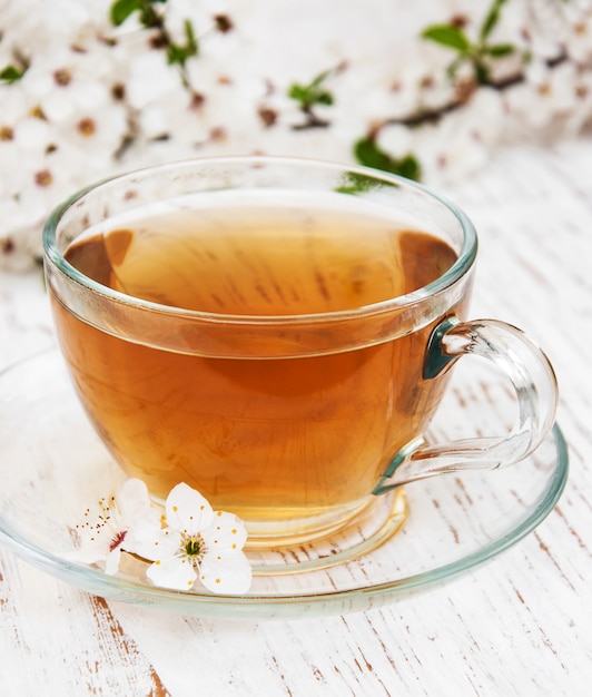 Tazza di tè e fiore di primavera