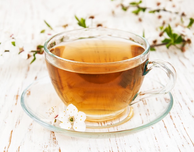 Tazza di tè e fiore di primavera