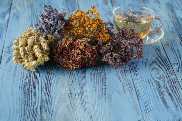 Tazza di tè e fiori di lavanda