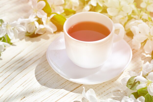 Tazza di tè e fiori di melo