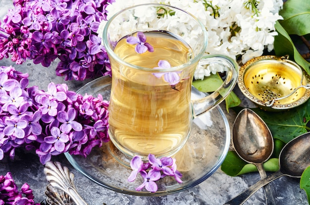 Tazza di tè e fiori lilla