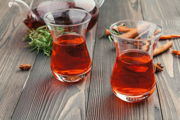 Tazza di tè e foglie di tè sulla tavola di legno