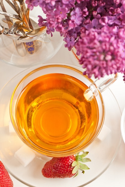 Tazza di tè e fragole e fiori