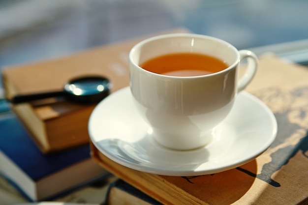 Tazza di tè e libri, da vicino